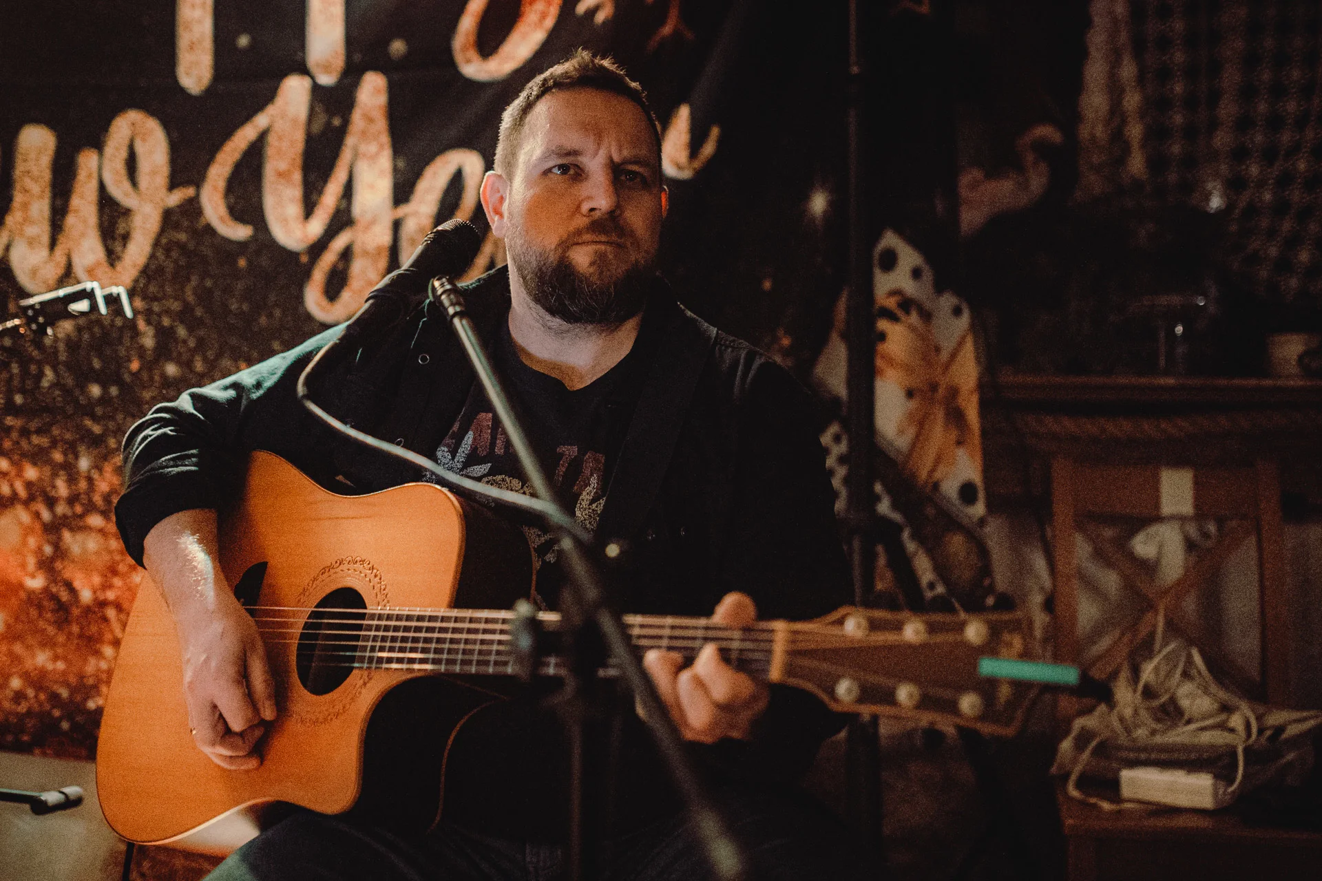 Grzegorz Komar Sikorski z gitarą podczas koncertu